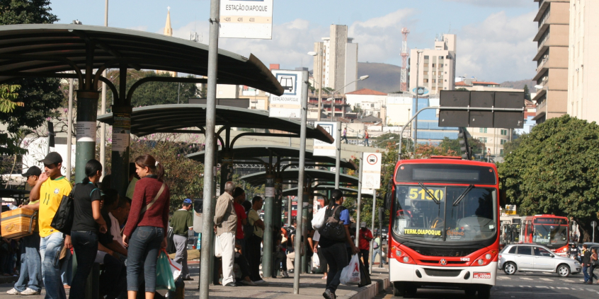 Ponto de ônibus cheio na região central de BH. Ônibus se aproxima do ponto