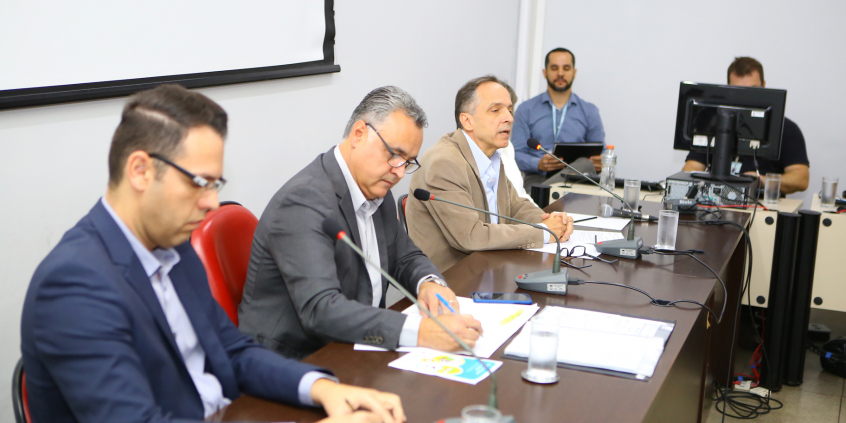 Parlamentar e convidados compõem mesa de reunião