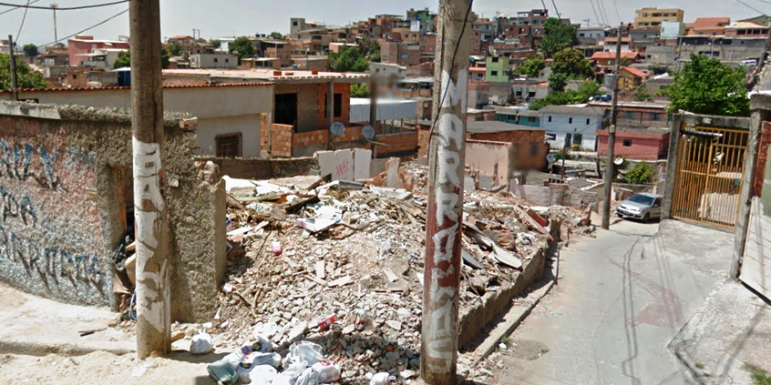 Rua Marrocos, no Bairro Jardim Leblon. Entulhos deixados em terreno após demolição de casa