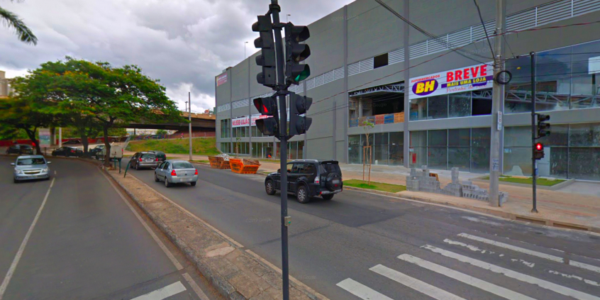 Avenida Silva Lobo, em frente ao Supermercado BH