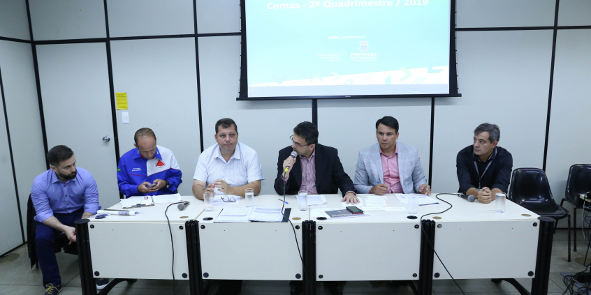 parlamentares e convidados compõem mesa de reunião