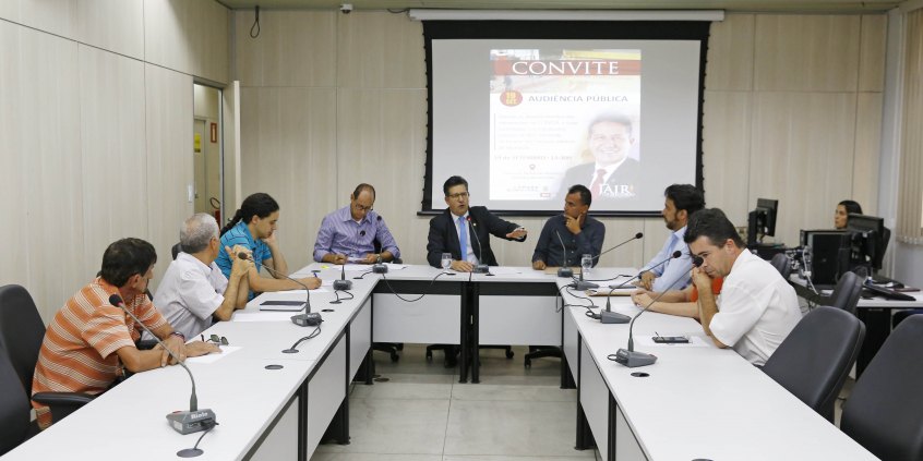 parlamentares e convidados compõem mesa de reunião
