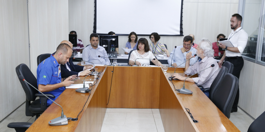 parlamentares compõem mesa de reunião