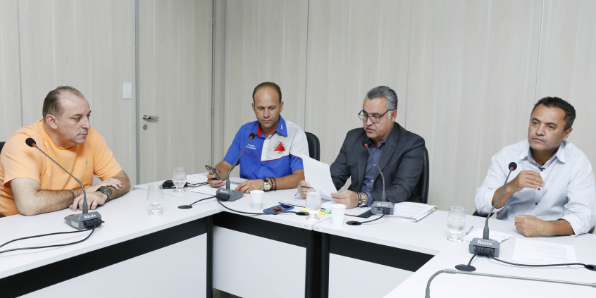 Quatro integrantes da Comissão de Saúde e Saneamento estão sentados à Mesa, diante de microfones e papéis