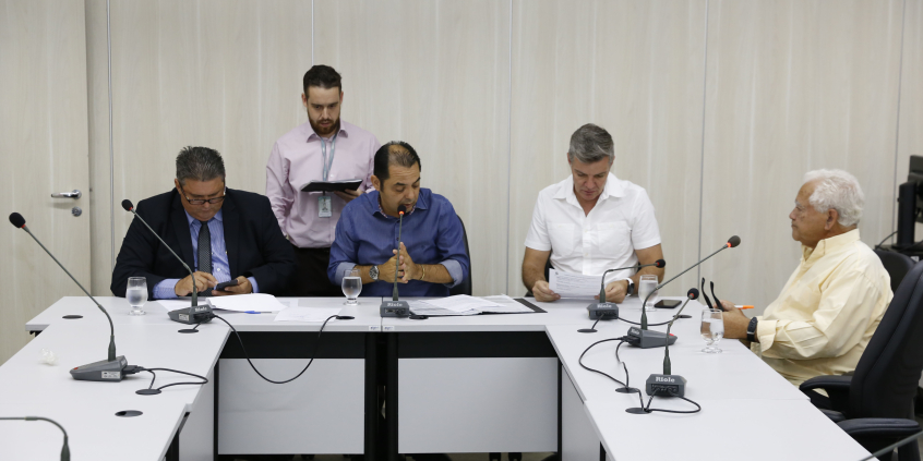 Vereadores Elvis Côrtes, Flávio dos Santos, Preto e Juliano Lopes, em reunião da Comissão de Meio Ambiente e Política Urbana, nesta segunda-feira (15/10)