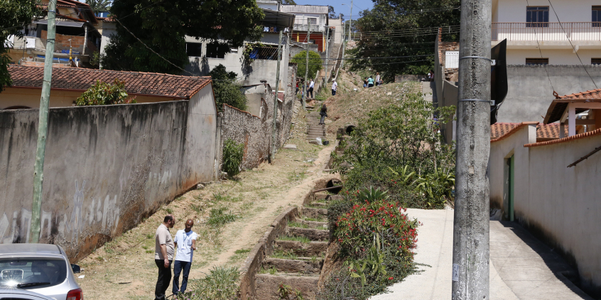Rua íngrime, com escadaria, sem asfaltamento