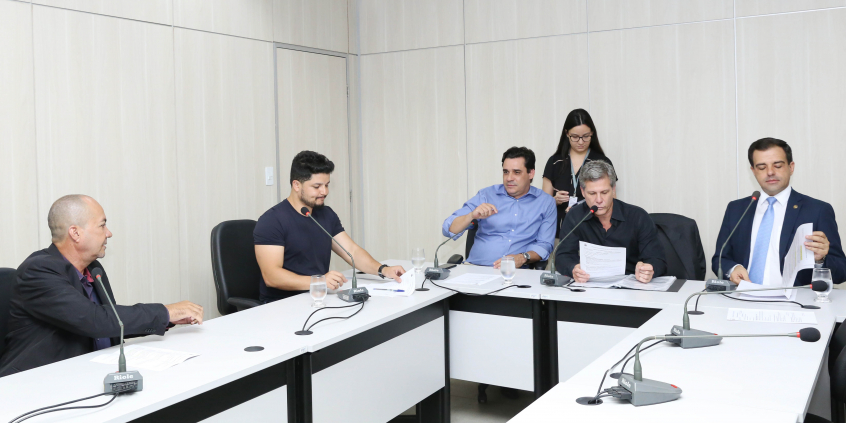 parlamentares compõem mesa de reunião