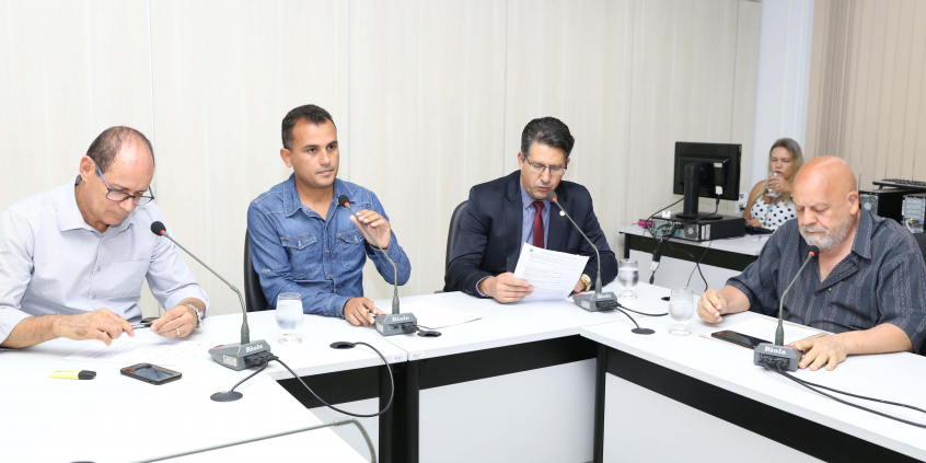 parlamentares compõem mesa de reunião