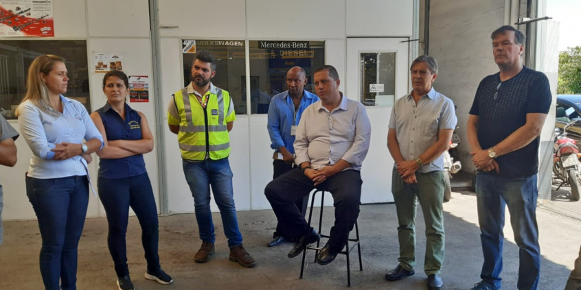 Vereador Pedrão do Depósito, Carlos Henrique da Silva Oliveira (Via 040) e comerciantes da Rua Desembargador Reis Alves, Bairro das Indústrias I, Região do Barreiro, em visita técnica da Comissão de Desenvolvimento Econômico, Transporte e Sistema Viário à via, nesta terça-feira (26/11)