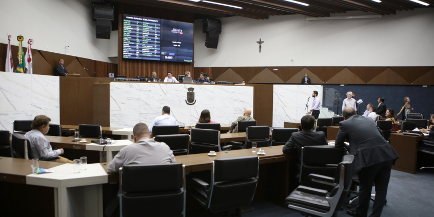 vista geral do plenário; vereadores ocupam seus lugares