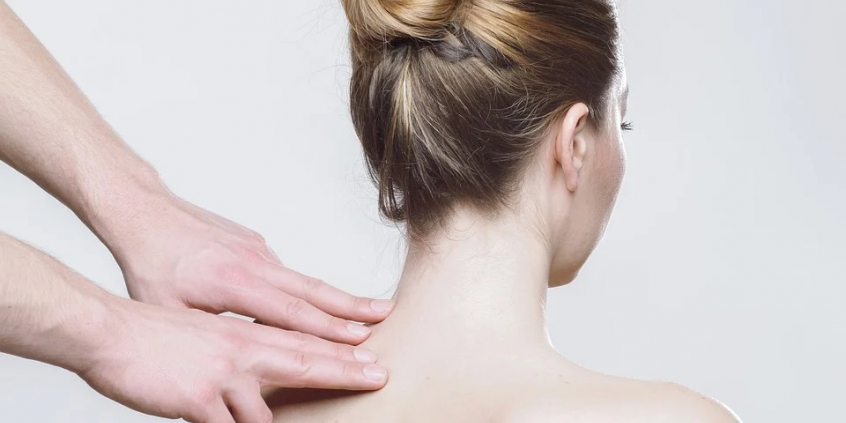 Mulher de costas recebe massagem 