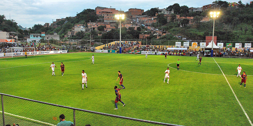 Campo de futebol no Bairro Serra