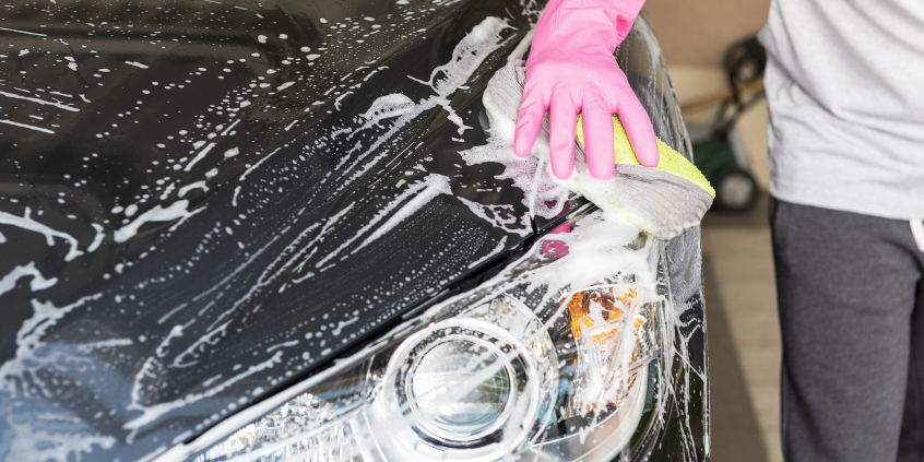 detalhe da mão de homem lavando carro