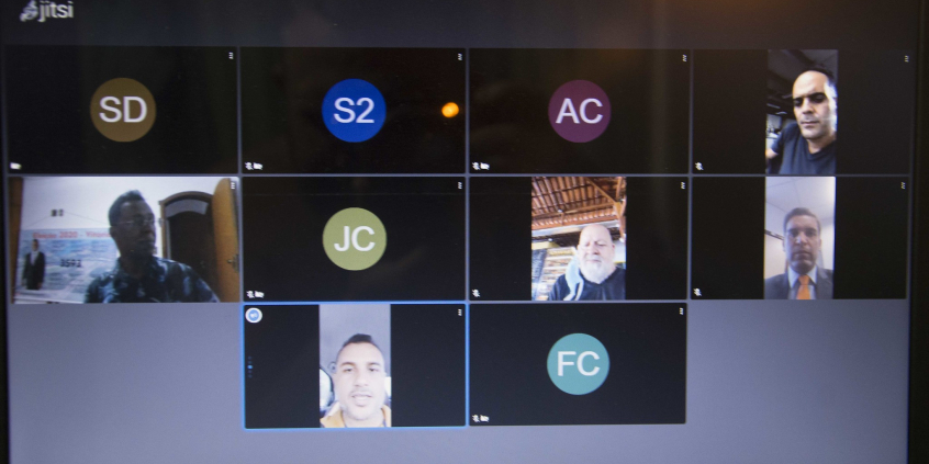 Tela do computador com os participantes da reunião
