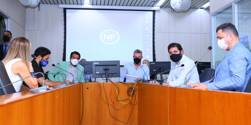 Vereadores Professor Juliano Lopes, Bruno Miranda, Irlan Melo, Jorge Santos, José Ferreira e Nikolas Ferreira, e vereadora Flávia Borja, em reunião da CPI Covid-19, nesta quinta-feira (27/5)