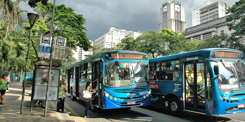 ônibus coletivo aguardando passageiros