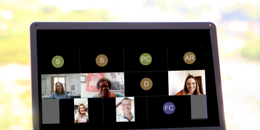 Cinco vereadores - um homem, quatro mulheres - dividem espaço na tela de um notebook ao realizar uma reunião remota virtual. 