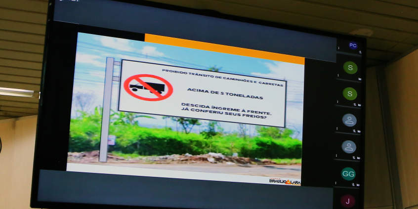 Placa de trânsito com os dizeres: Proibido Caminhão