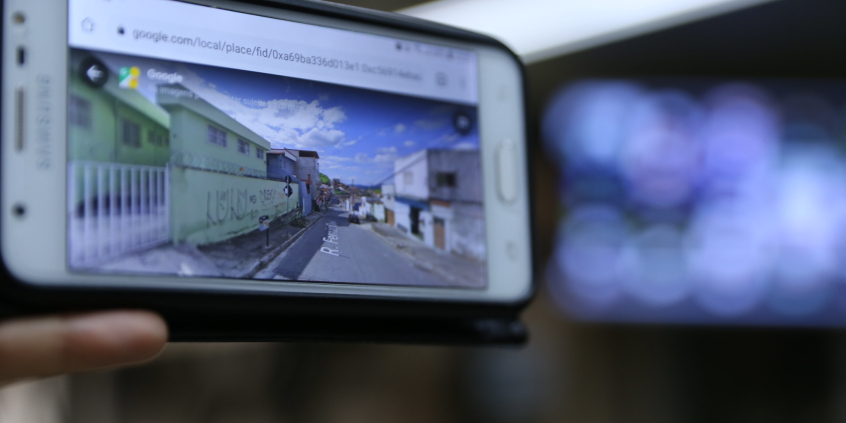 imagem de celular com foto da fachada do Centro de Saúde Mariano de Abreu u