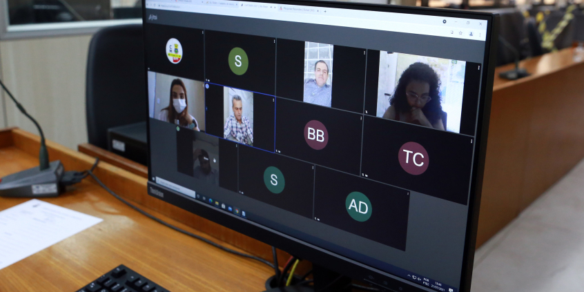 imagem da tela do computador com vereadores que participam da reunião por videoconferência