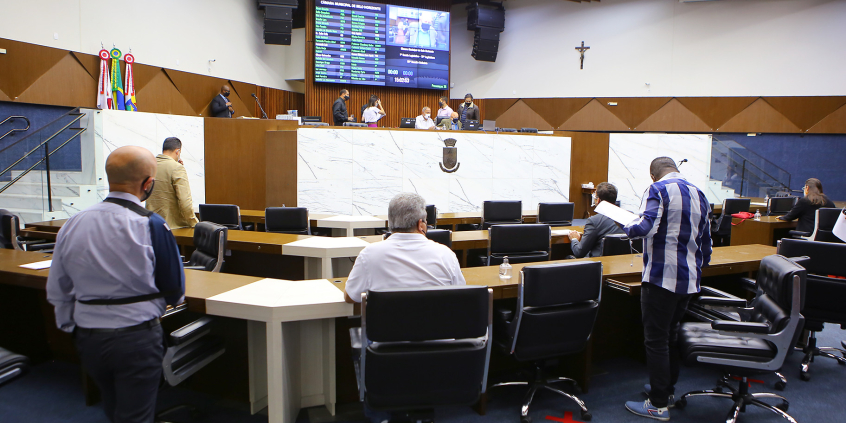 Parlamenares ocupam seus lugares no Plenário Amynthas de Barros