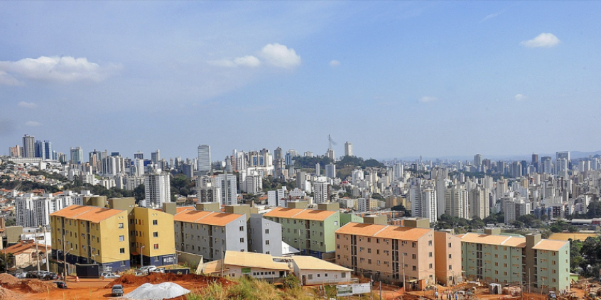 Vista panorâmica de Belo Horizonte. Contraste do Aglomerado Santa Lúcia em primeiro plano e bairros de classe alta ao fundo