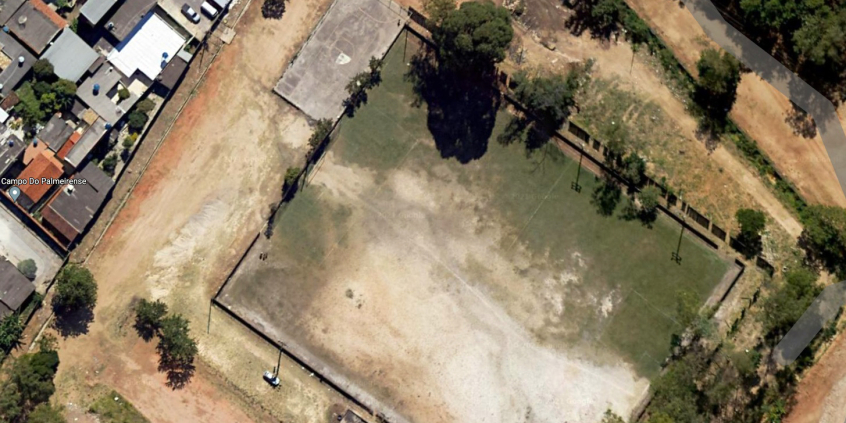 Vista aérea do Complexo Esportivo. Campo de várzea com areia e gramado gasto
