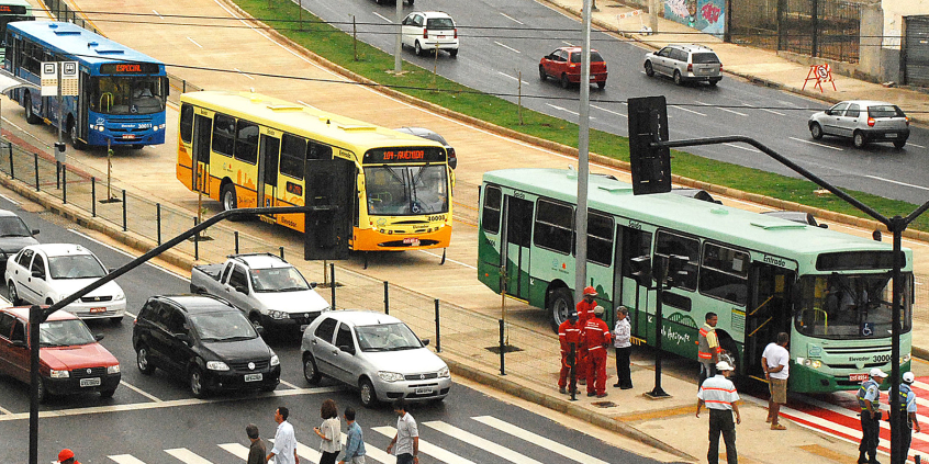 ônibus circulam em avenida da cidade