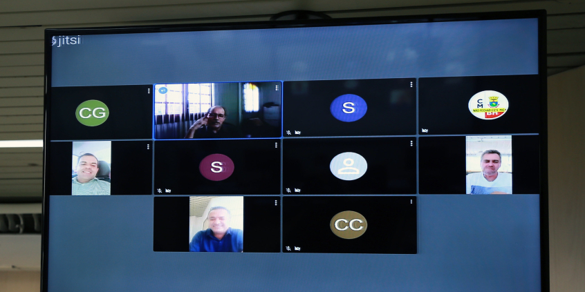 Quatro vereadores dividem a tela de um computador, em reunião remota
