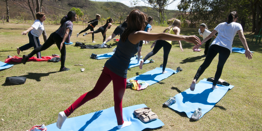 Pessoas em área de parque fazendo exercícios físicos