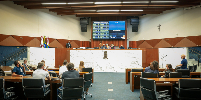 Parlamentares ocupam seus lugares no Plenário Amynthas de Barros. Ao fundo, painel de votação