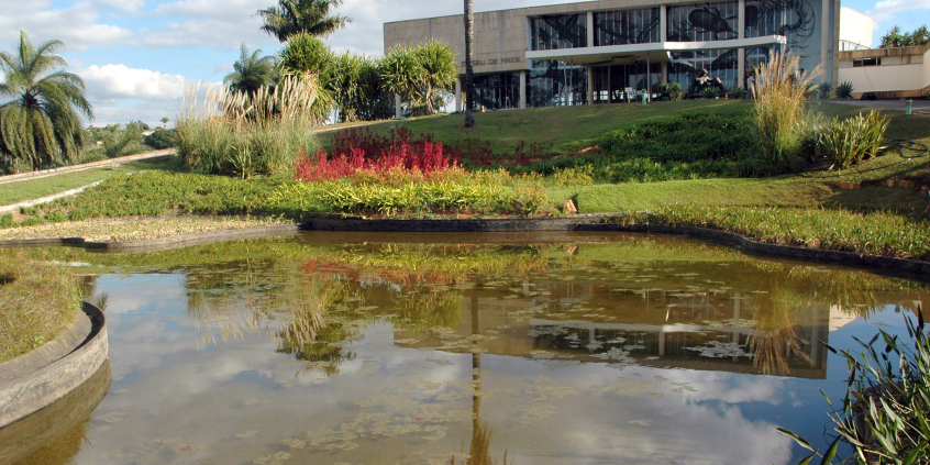 Prédio do Museu de Arte da Pampulha com lago à frente, durante o dia