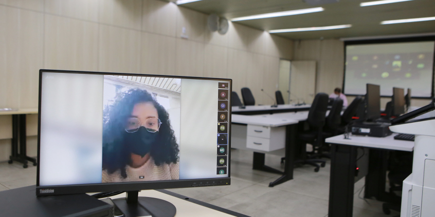 Vereadora Iza Lourença, em reunião da Comissão de Mulheres, nesta sexta-feira (17/9)
