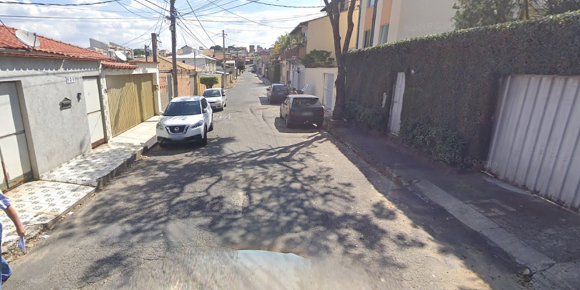 Foto da rua Princesa Isabel, com casas e um prédio de três andares, além de carros estacionados próximo às duas calçadas, durante o dia. 