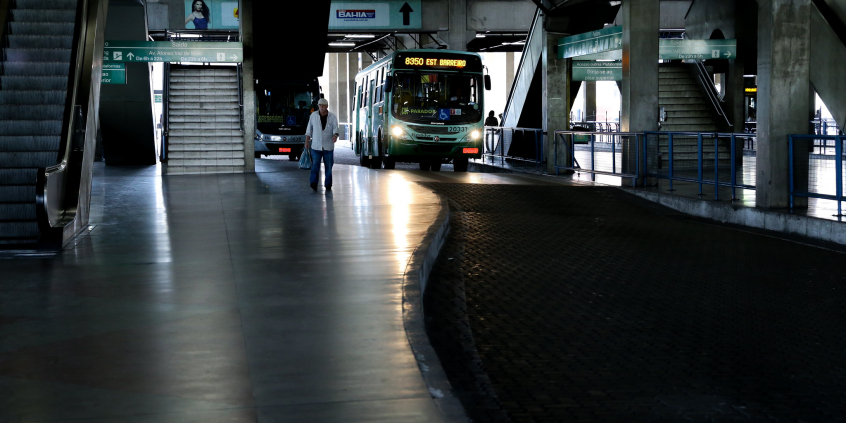 Ônibus em estação durante a noite.