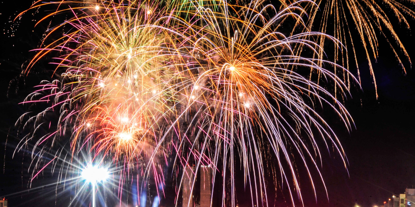Fotos de artifício coloridos no céu à noite.