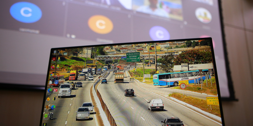 Tela com imagem do anel rodoviário com fluxo moderado de veículos