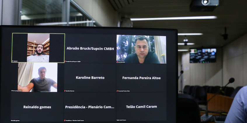 Três vereadores dividem tela de computador em reunião remota. 