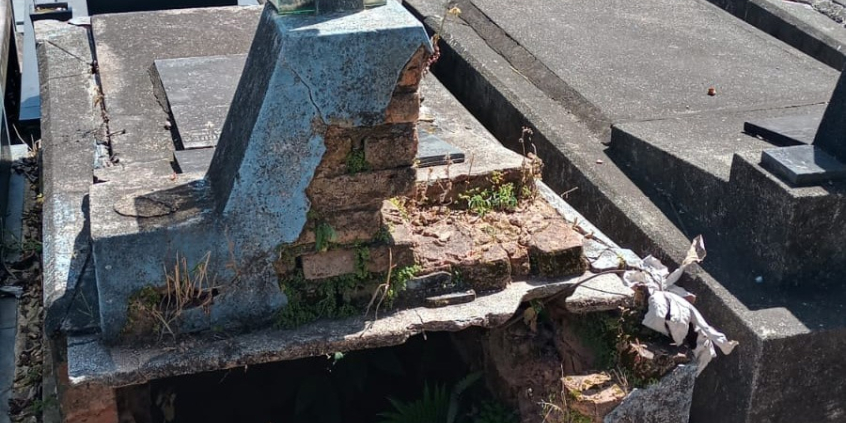 Túmulo danificado no Cemitério da Saudade 