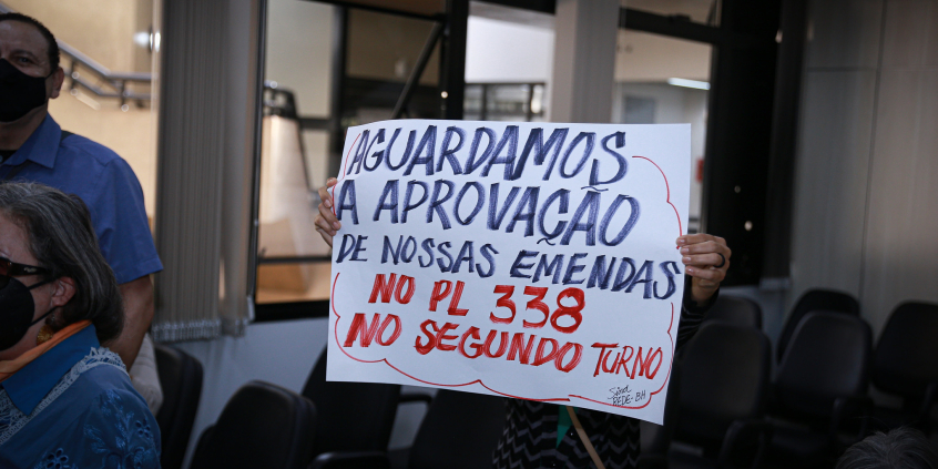 Cartaz com os dizeres: Aguardamos a aprovação de nossas emendas no PL 338/2022, no segundo turno