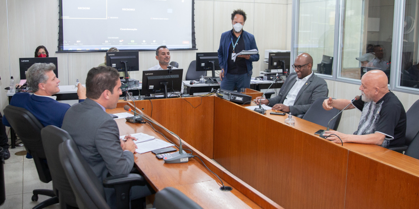 Cinco vereadores sentados à mesa, acompanhados por três assessores da Câmara.