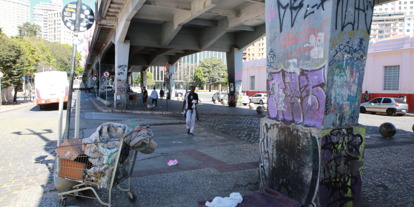Imagem de pilastras de um viaduto pichado