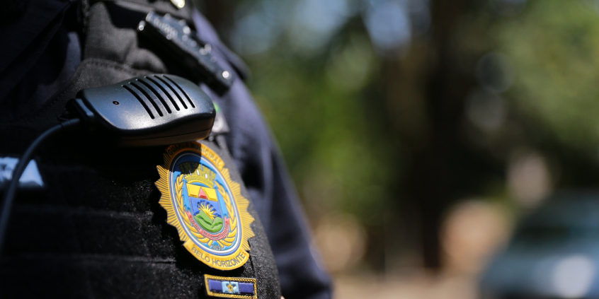 Imagem do brasão da Guarda Municipal no uniforme do servidor
