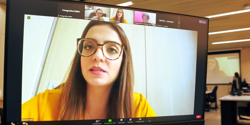 Três vereadoras participam de reunião virtual na tela de um computador.