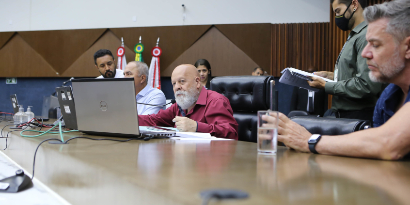 Foto da mesa diretora com os vereadores Juliano Lopes e Henrique Braga