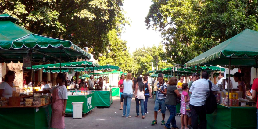 Barraquinhas vendem comida em logradouro público