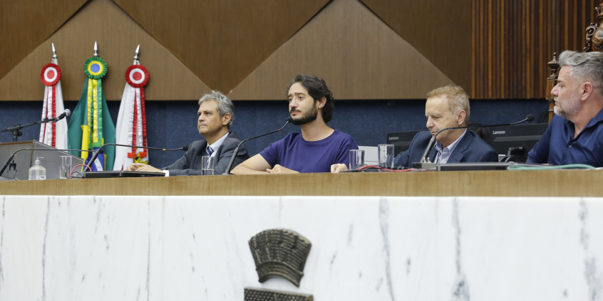 Convidado da CPI Lagoa da Pampulha, Vitrtorio Medioli está acompanhado por três parlamentares, sentados à mesa