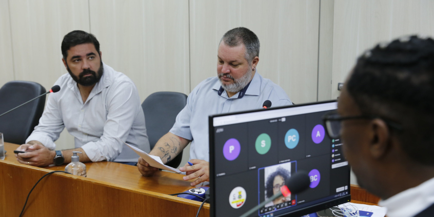 vereadores em reunião no Plenário Camil Caram 