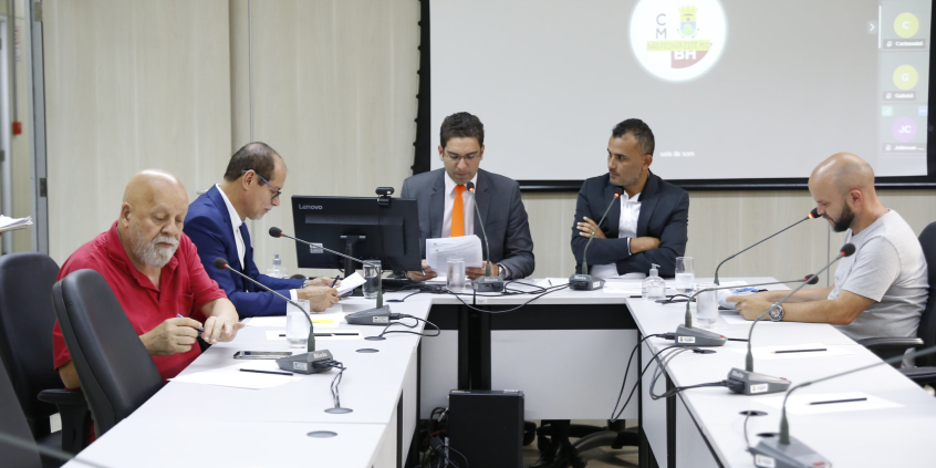 Imagem dos cinco vereadores integrantes da Comissão de Mobilidade reunidos em torno de uma mesa em formato U