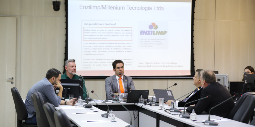 Imagem dos participantes da CPI em reunião de oitiva. 